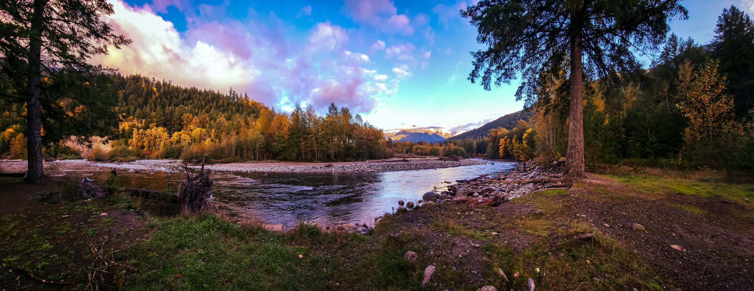 a beautiful photo of a river